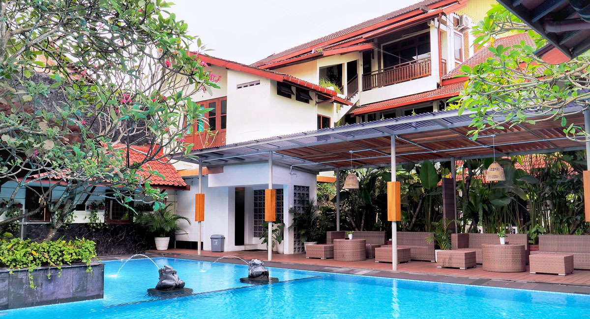 Hotel Paku Mas pool lounge